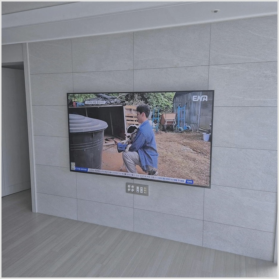 종로과 종로구에서 중앙잡아 조건을 살펴 TV 위치를 잡은 사진입니다. 원래 가구 배치와 바닥 동선을 유지하면서 화면 중심을 맞추고, 중구에서도 적용할 수 있도록 셋톱박스와 공유기 자리를 함께 확인했습니다.