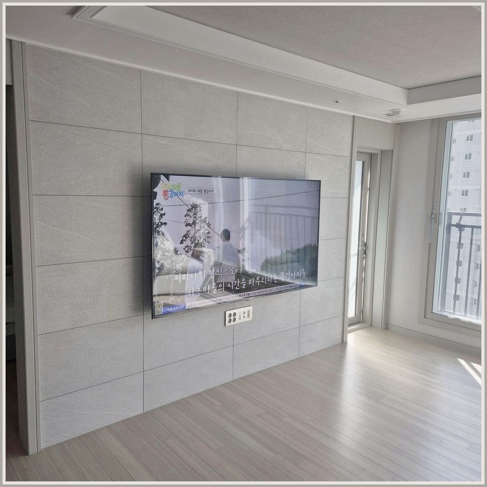성동과 성동구에서 회전형 벽걸이tv로 조건을 살펴 TV 위치를 잡은 사진입니다. 원래 가구 배치와 바닥 동선을 유지하면서 화면 중심을 맞추고, 광진과 광진구에서도 적용할 수 있도록 셋톱박스와 공유기 자리를 함께 확인했습니다.