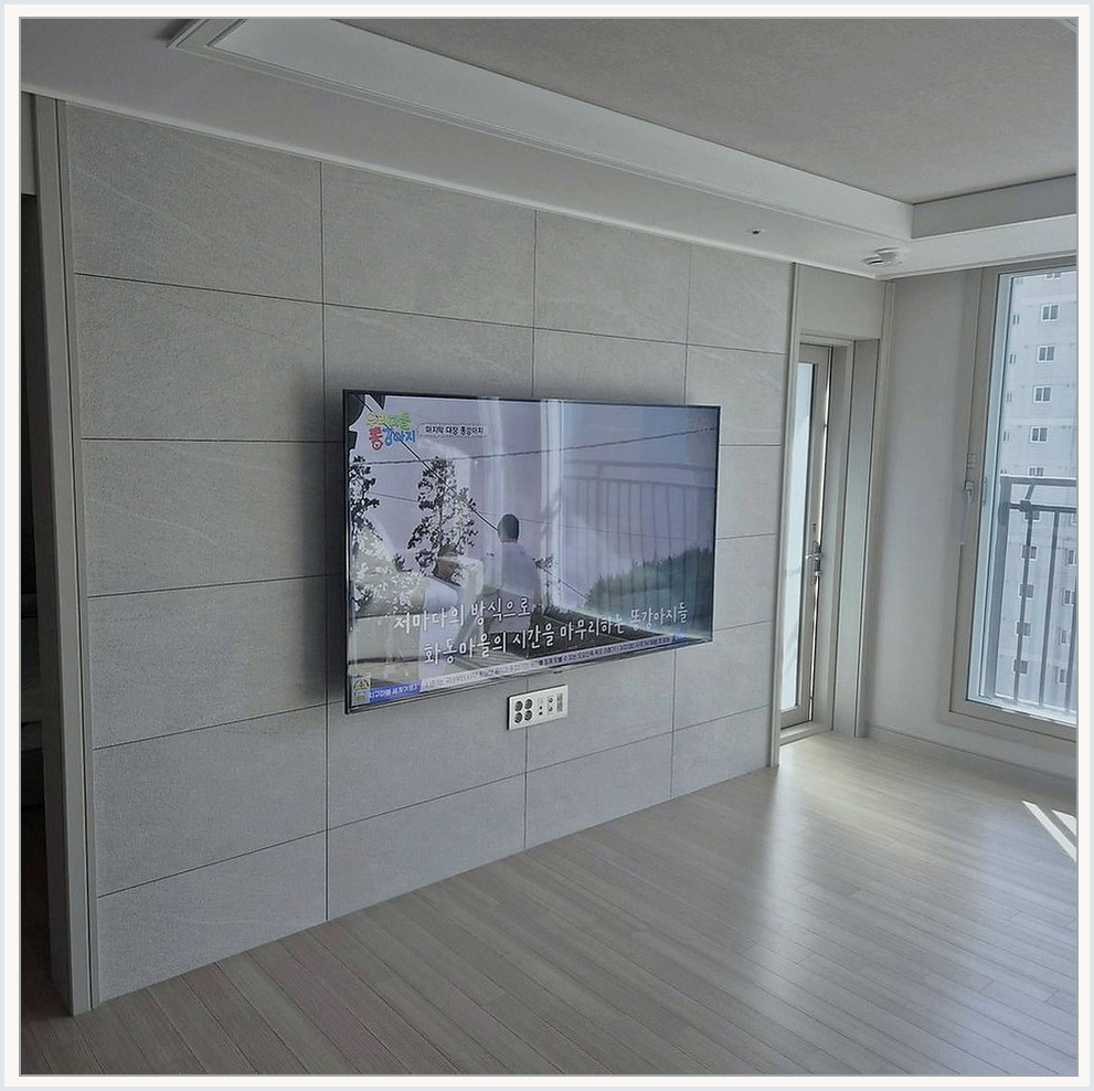 영등포과 영등포구에서 벽걸이tv 화면분리 구성을 기준으로 마감 상태를 확인한 사진입니다. 화면 아래 공간과 케이블 노출을 다시 보고, 서대문과 서대문구·마포과 마포구 상담에서 정한 높이와 주변기기 위치가 실제 사용에 불편하지 않은지 점검했습니다.