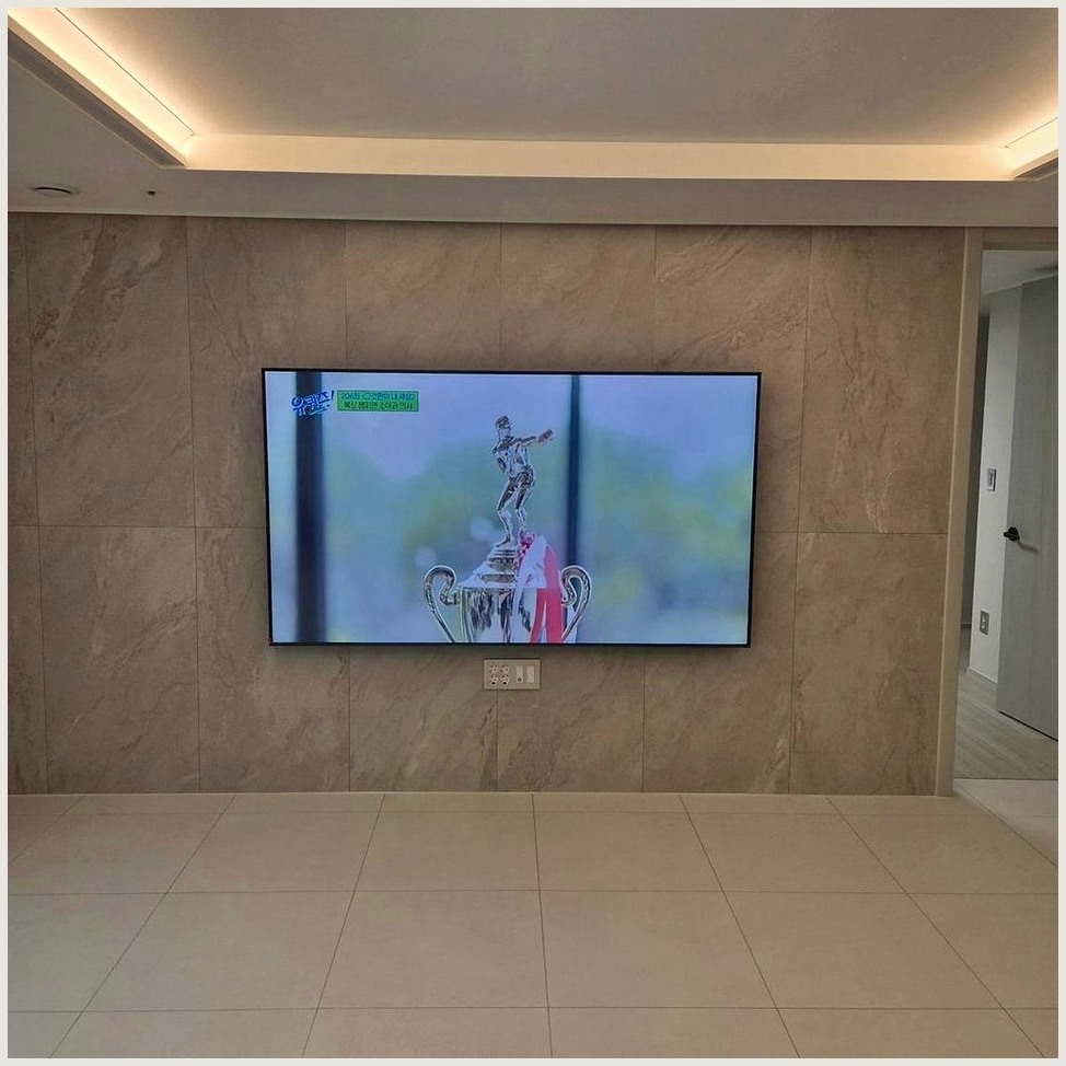 양천과 양천구에서 단자함 비켜 벽걸이tv 설치 후 조건을 살펴 TV 위치를 잡은 사진입니다. 원래 가구 배치와 바닥 동선을 유지하면서 화면 중심을 맞추고, 강서과 강서구에서도 적용할 수 있도록 셋톱박스와 공유기 자리를 함께 확인했습니다.