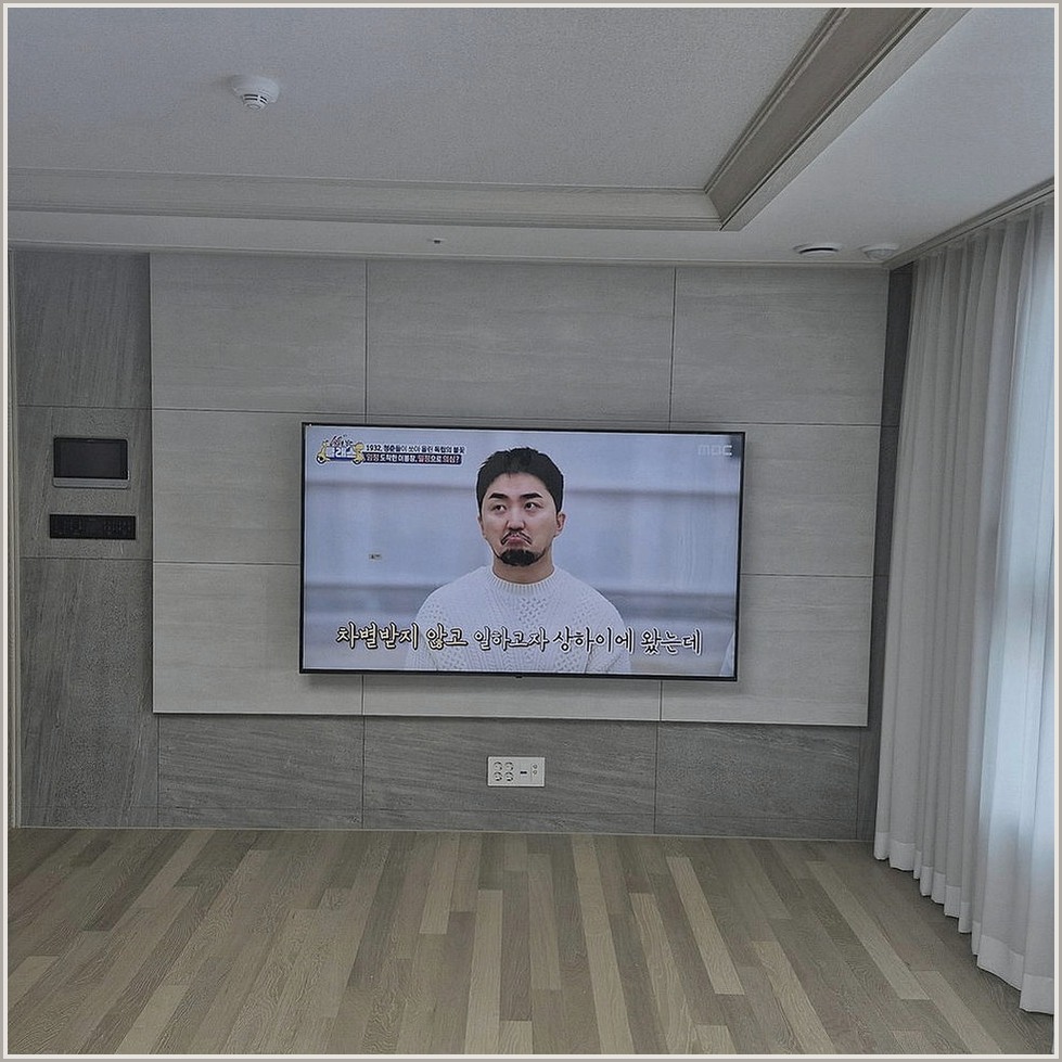 금천과 금천구에서 층고비례 맞춘 조건을 살펴 TV 위치를 잡은 사진입니다. 원래 가구 배치와 바닥 동선을 유지하면서 화면 중심을 맞추고, 동작과 동작구에서도 적용할 수 있도록 셋톱박스와 공유기 자리를 함께 확인했습니다.