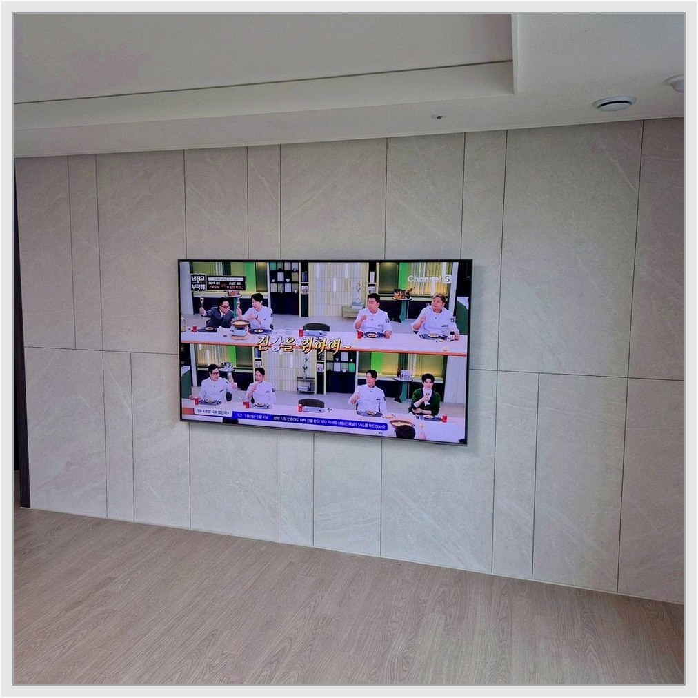서초과 서초구에서 복층구조 맞춘 벽걸이티비 조건을 살펴 TV 위치를 잡은 사진입니다. 원래 가구 배치와 바닥 동선을 유지하면서 화면 중심을 맞추고, 강남과 강남구에서도 적용할 수 있도록 셋톱박스와 공유기 자리를 함께 확인했습니다.