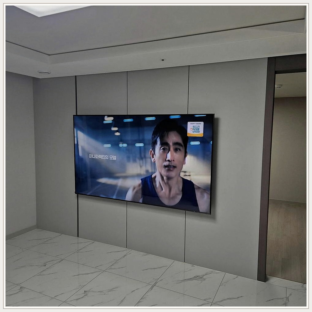 수원과 수원시에서 벽난로 상단피해 벽걸이tv 조건을 살펴 TV 위치를 잡은 사진입니다. 원래 가구 배치와 바닥 동선을 유지하면서 화면 중심을 맞추고, 장안과 장안구에서도 적용할 수 있도록 셋톱박스와 공유기 자리를 함께 확인했습니다.