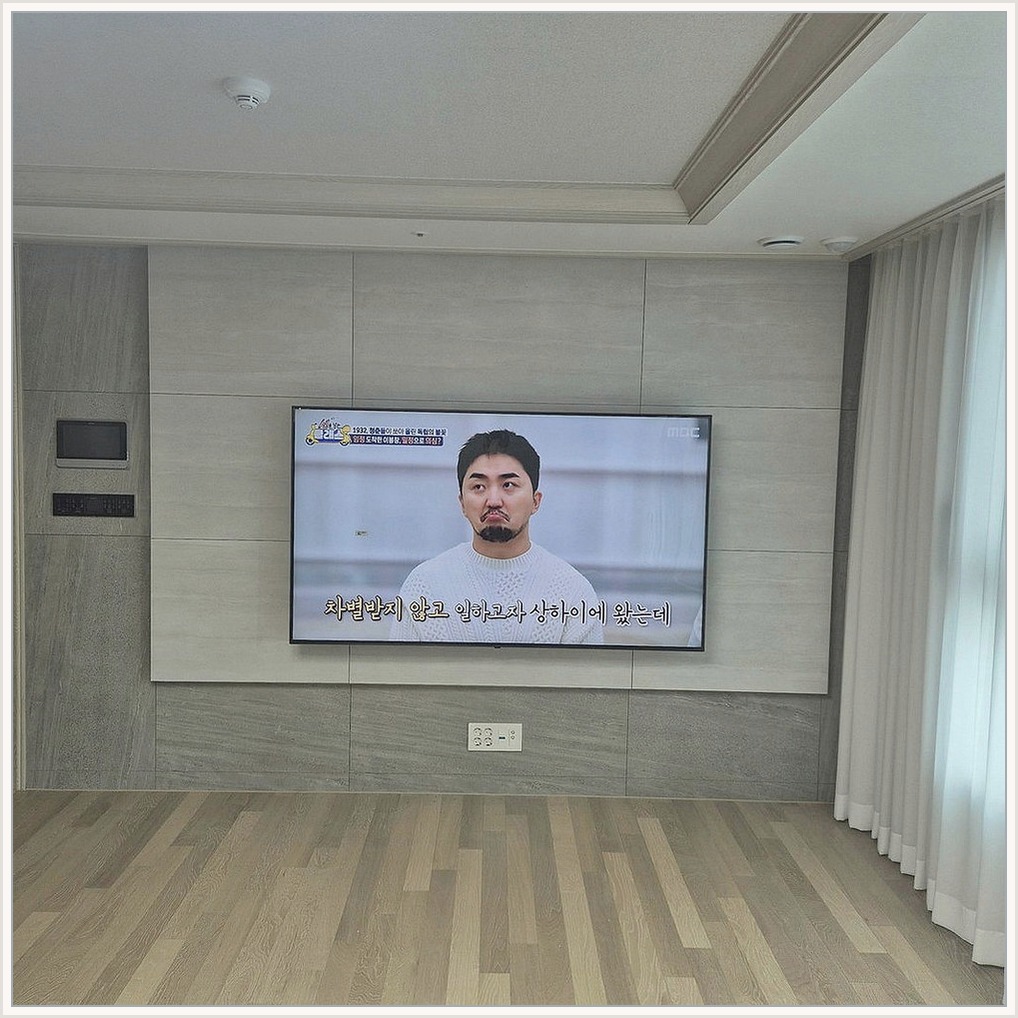 의왕과 의왕시에서 벽걸이tv 여백비율 조정을 기준으로 마감 상태를 확인한 사진입니다. 화면 아래 공간과 케이블 노출을 다시 보고, 팔달과 팔달구·영통과 영통구 상담에서 정한 높이와 주변기기 위치가 실제 사용에 불편하지 않은지 점검했습니다.