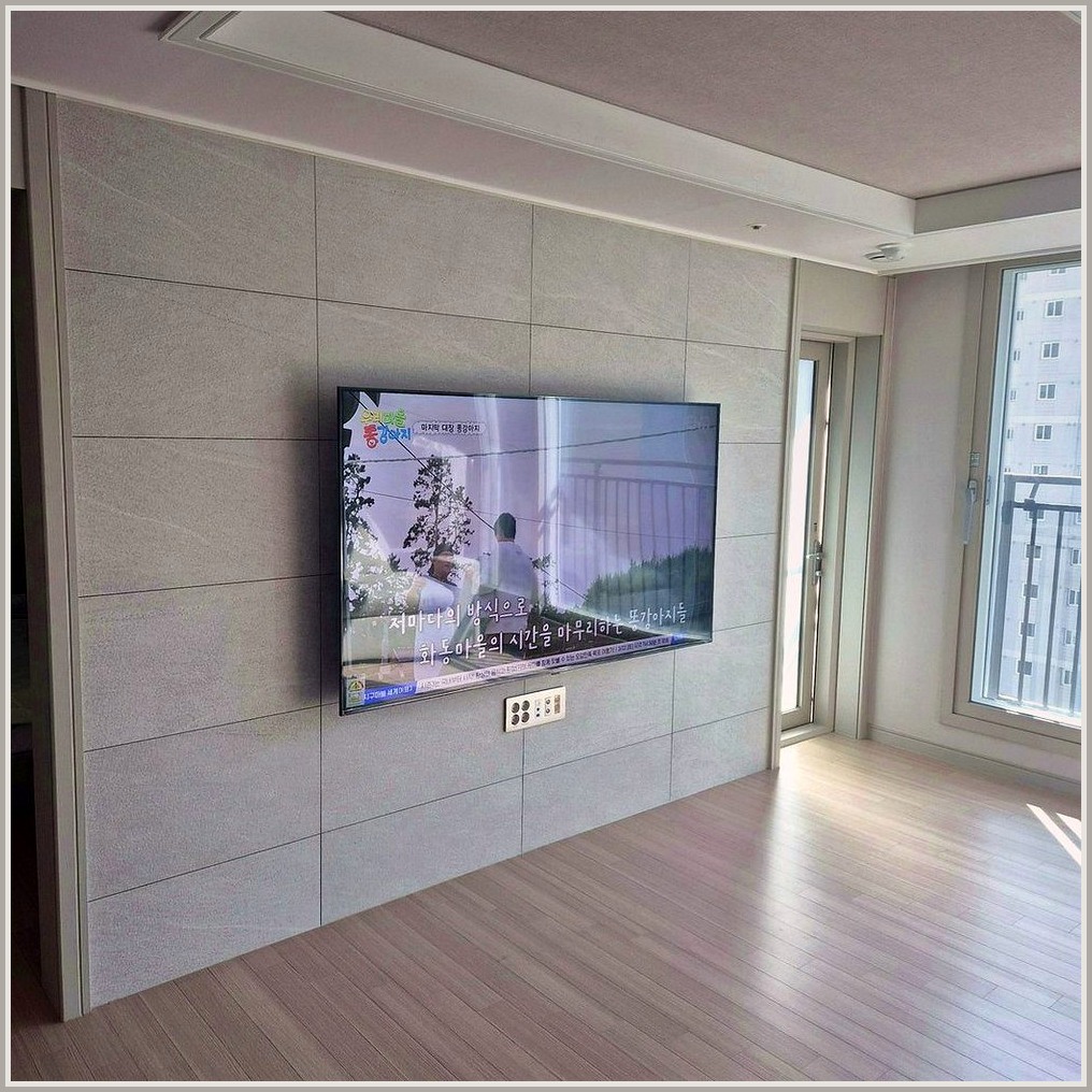 용인과 용인시에서 침대정면용 벽걸이tv 설치에 조건을 살펴 TV 위치를 잡은 사진입니다. 원래 가구 배치와 바닥 동선을 유지하면서 화면 중심을 맞추고, 처인구에서도 적용할 수 있도록 셋톱박스와 공유기 자리를 함께 확인했습니다.
