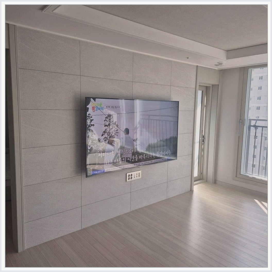 오산과 오산시에서 후 벽걸이tv 눈높이 조율을 기준으로 마감 상태를 확인한 사진입니다. 화면 아래 공간과 케이블 노출을 다시 보고, 병점과 병점구·동탄과 동탄구 상담에서 정한 높이와 주변기기 위치가 실제 사용에 불편하지 않은지 점검했습니다.