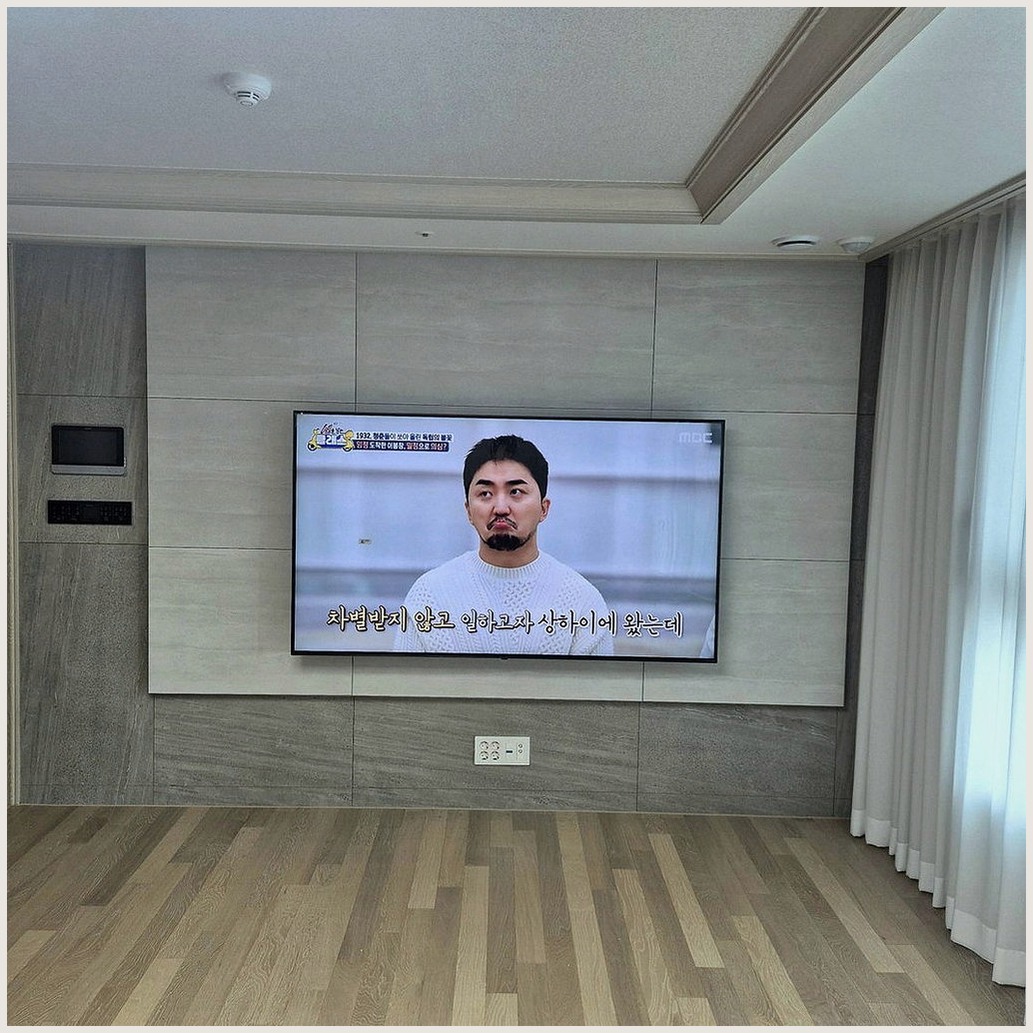 평택과 평택시에서 모서리벽 활용한 벽걸이tv 설치로 조건을 살펴 TV 위치를 잡은 사진입니다. 원래 가구 배치와 바닥 동선을 유지하면서 화면 중심을 맞추고, 안성과 안성시에서도 적용할 수 있도록 셋톱박스와 공유기 자리를 함께 확인했습니다.