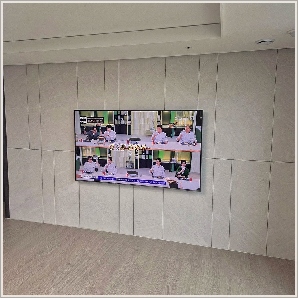 수정구에서 책장옆 여백에 조건을 살펴 TV 위치를 잡은 사진입니다. 원래 가구 배치와 바닥 동선을 유지하면서 화면 중심을 맞추고, 중원구에서도 적용할 수 있도록 셋톱박스와 공유기 자리를 함께 확인했습니다.