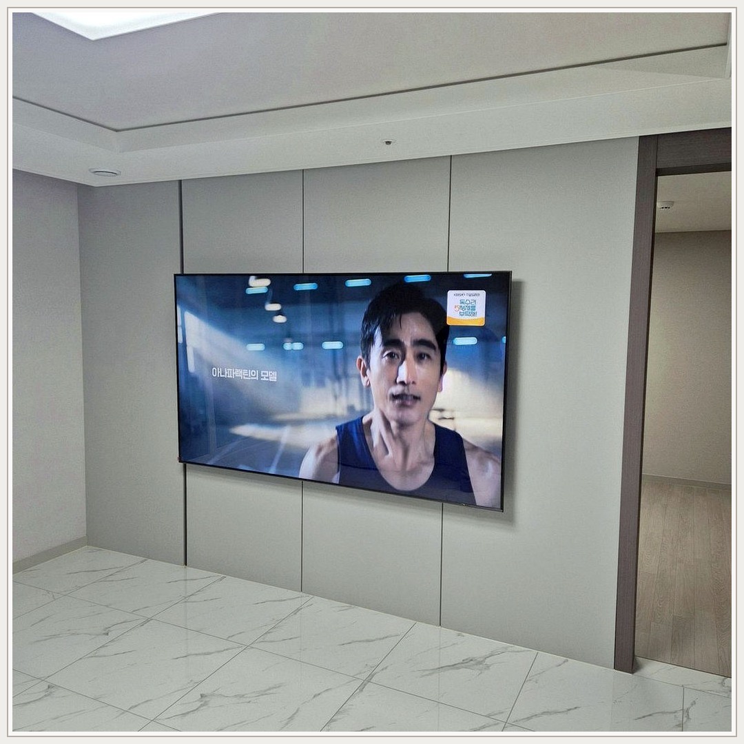 오정구에서 빌트인장 옆으로 벽걸이tv 설치해 조건을 살펴 TV 위치를 잡은 사진입니다. 원래 가구 배치와 바닥 동선을 유지하면서 화면 중심을 맞추고, 김포과 김포시에서도 적용할 수 있도록 셋톱박스와 공유기 자리를 함께 확인했습니다.