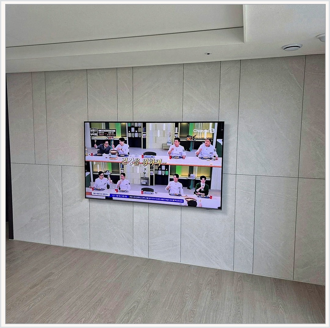 고양과 고양시에서 무타공티비 간격확보을 기준으로 마감 상태를 확인한 사진입니다. 화면 아래 공간과 케이블 노출을 다시 보고, 오정구·김포과 김포시 상담에서 정한 높이와 주변기기 위치가 실제 사용에 불편하지 않은지 점검했습니다.