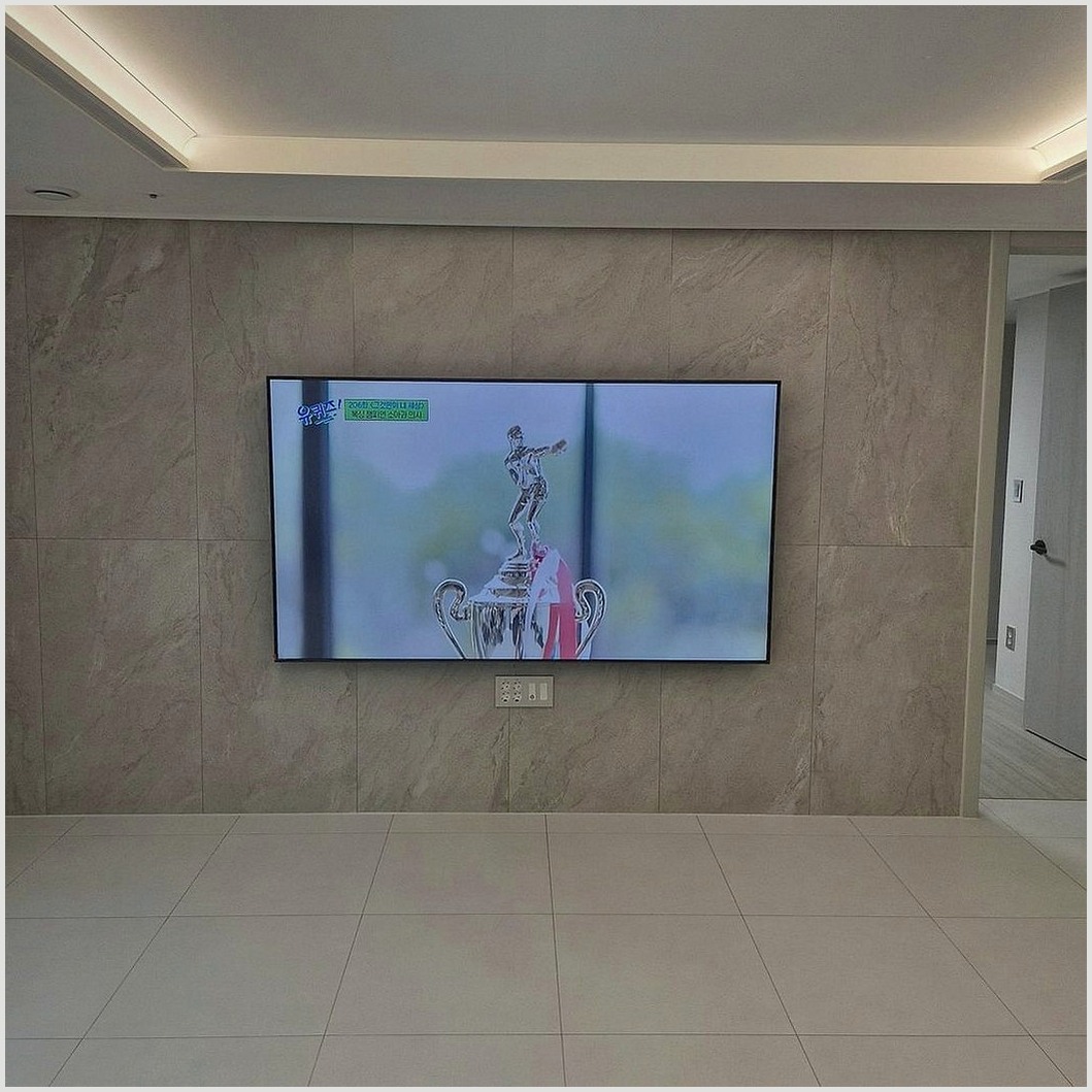 안산과 안산시에서 침대끝 시선맞춰 조건을 살펴 TV 위치를 잡은 사진입니다. 원래 가구 배치와 바닥 동선을 유지하면서 화면 중심을 맞추고, 상록구에서도 적용할 수 있도록 셋톱박스와 공유기 자리를 함께 확인했습니다.