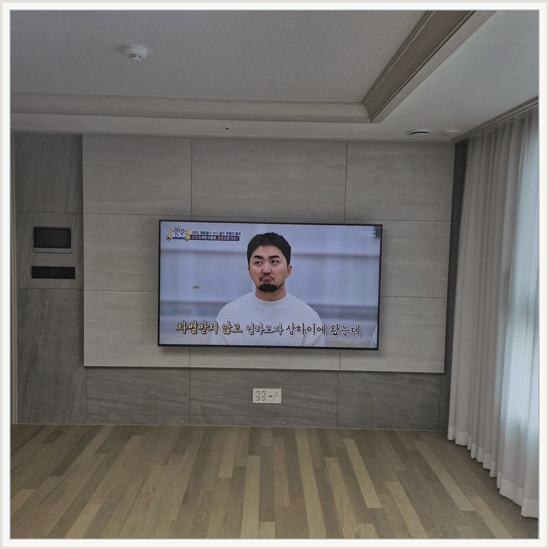 단원구에서 각도보정을 기준으로 마감 상태를 확인한 사진입니다. 화면 아래 공간과 케이블 노출을 다시 보고, 안산과 안산시·상록구 상담에서 정한 높이와 주변기기 위치가 실제 사용에 불편하지 않은지 점검했습니다.