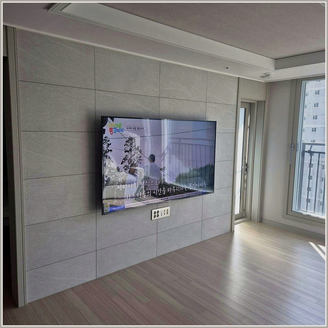 안양과 안양시에서 작은평형 살려 벽걸이티비 조건을 살펴 TV 위치를 잡은 사진입니다. 원래 가구 배치와 바닥 동선을 유지하면서 화면 중심을 맞추고, 만안구에서도 적용할 수 있도록 셋톱박스와 공유기 자리를 함께 확인했습니다.