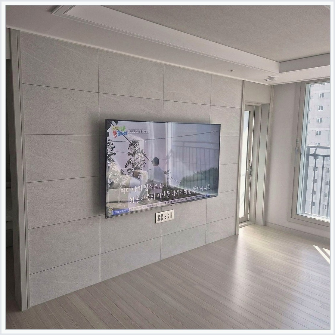 군포과 군포시에서 벽걸이tv 업무분리을 기준으로 마감 상태를 확인한 사진입니다. 화면 아래 공간과 케이블 노출을 다시 보고, 과천과 과천시·안양과 안양시 상담에서 정한 높이와 주변기기 위치가 실제 사용에 불편하지 않은지 점검했습니다.