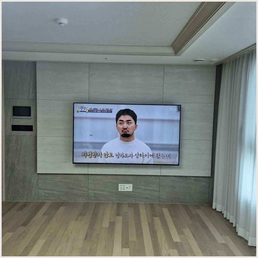 덕양구에서 다이닝뷰 중심 조건을 살펴 TV 위치를 잡은 사진입니다. 원래 가구 배치와 바닥 동선을 유지하면서 화면 중심을 맞추고, 일산동구에서도 적용할 수 있도록 셋톱박스와 공유기 자리를 함께 확인했습니다.