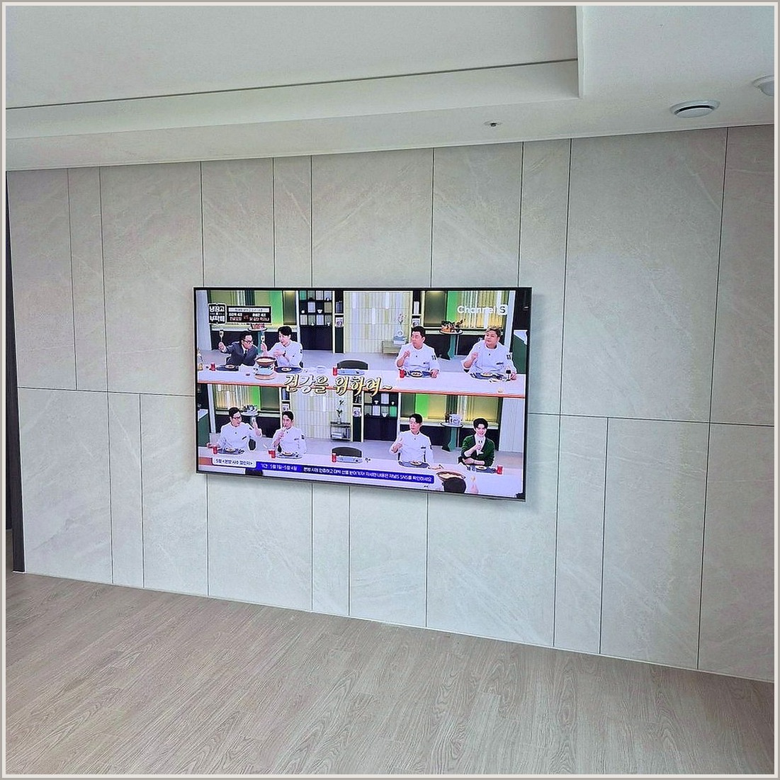파주과 파주시에서 와이드평면에 벽걸이tv 설치하고 조건을 살펴 TV 위치를 잡은 사진입니다. 원래 가구 배치와 바닥 동선을 유지하면서 화면 중심을 맞추고, 의정부과 의정부시에서도 적용할 수 있도록 셋톱박스와 공유기 자리를 함께 확인했습니다.