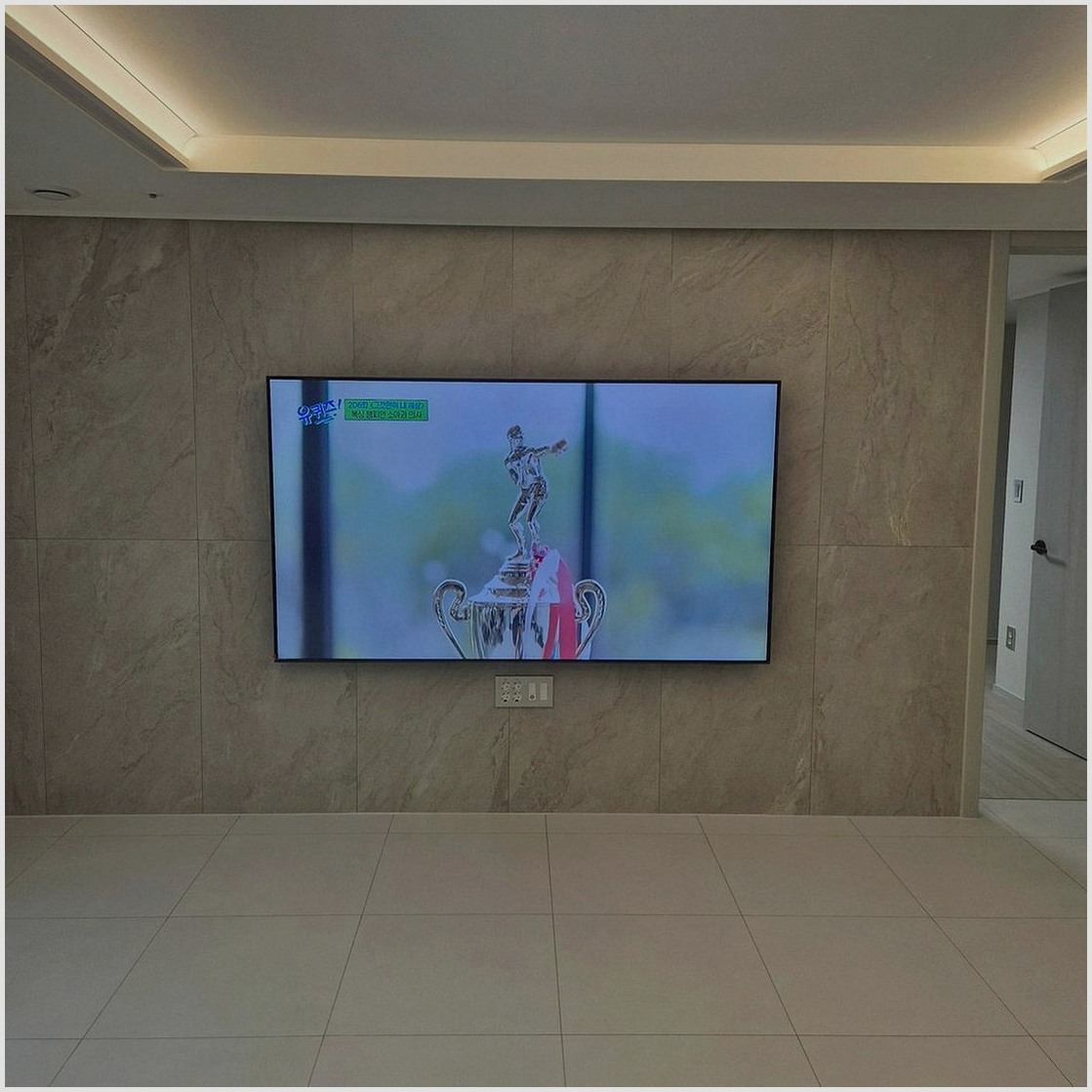 남동구에서 소형평수 벽면활용 벽걸이tv 조건을 살펴 TV 위치를 잡은 사진입니다. 원래 가구 배치와 바닥 동선을 유지하면서 화면 중심을 맞추고, 부평과 부평구에서도 적용할 수 있도록 셋톱박스와 공유기 자리를 함께 확인했습니다.