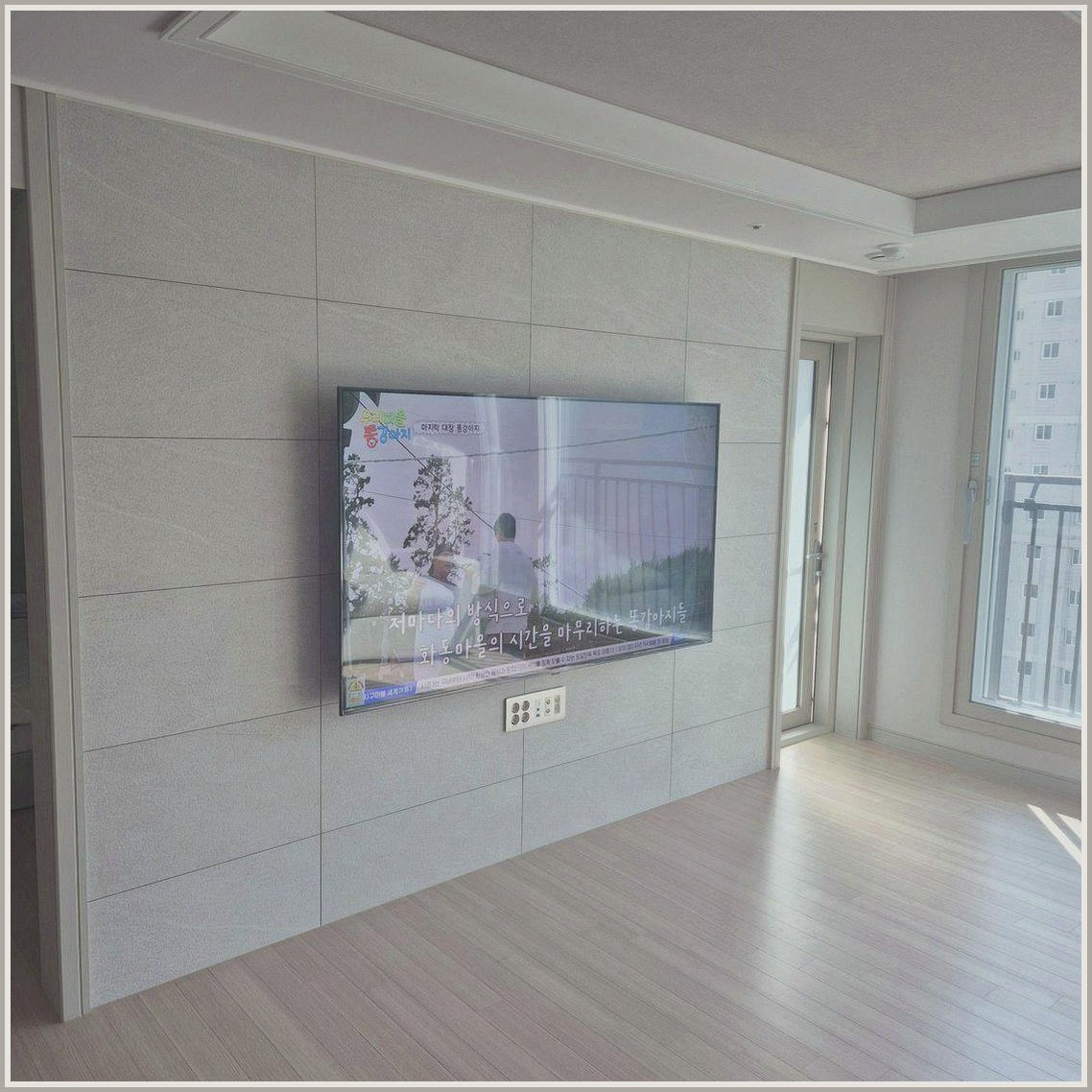 서해구에서 코너형 구조살려 조건을 살펴 TV 위치를 잡은 사진입니다. 원래 가구 배치와 바닥 동선을 유지하면서 화면 중심을 맞추고, 검단과 검단구에서도 적용할 수 있도록 셋톱박스와 공유기 자리를 함께 확인했습니다.