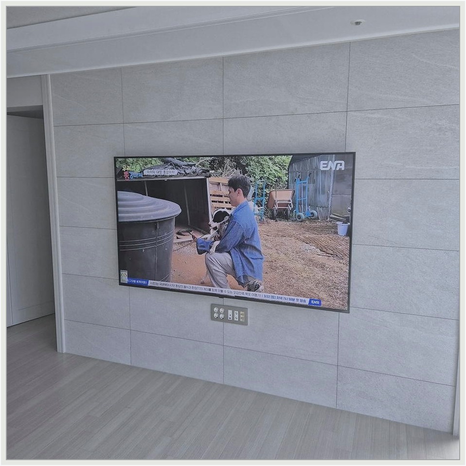 춘천과 춘천시에서 복층주택 시야맞춰 벽걸이tv 조건을 살펴 TV 위치를 잡은 사진입니다. 원래 가구 배치와 바닥 동선을 유지하면서 화면 중심을 맞추고, 홍천과 홍천군에서도 적용할 수 있도록 셋톱박스와 공유기 자리를 함께 확인했습니다.